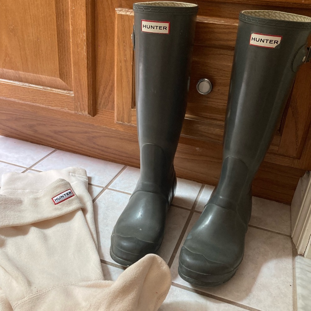 Tall gray glossy Hunter boots. US size 7 female. Hunter boot socks included.